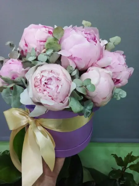 Шляпная коробка с пионами