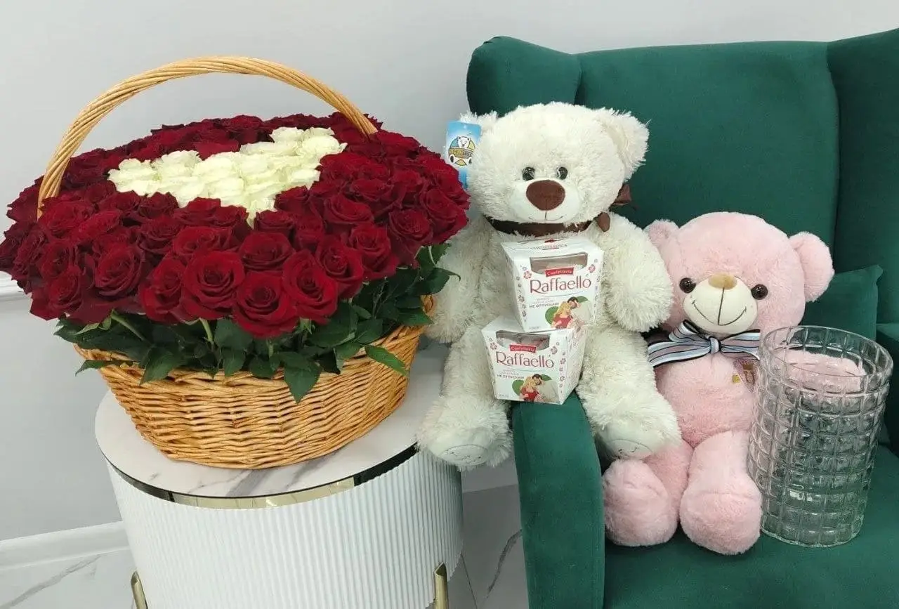 Корзина из 101 роза сердцем